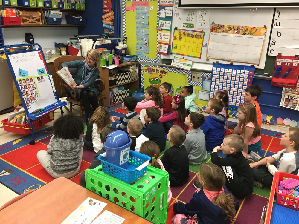 Mrs. Furtado reads to Kindergarten. 
